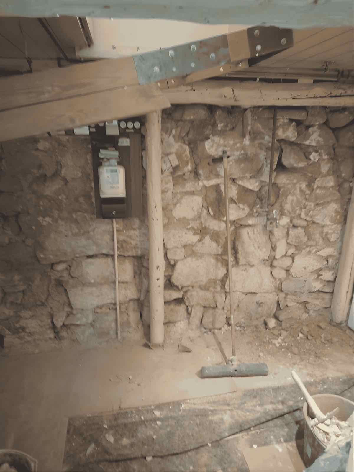Kælder før renovering — gammelt puds og slidte stenvægge