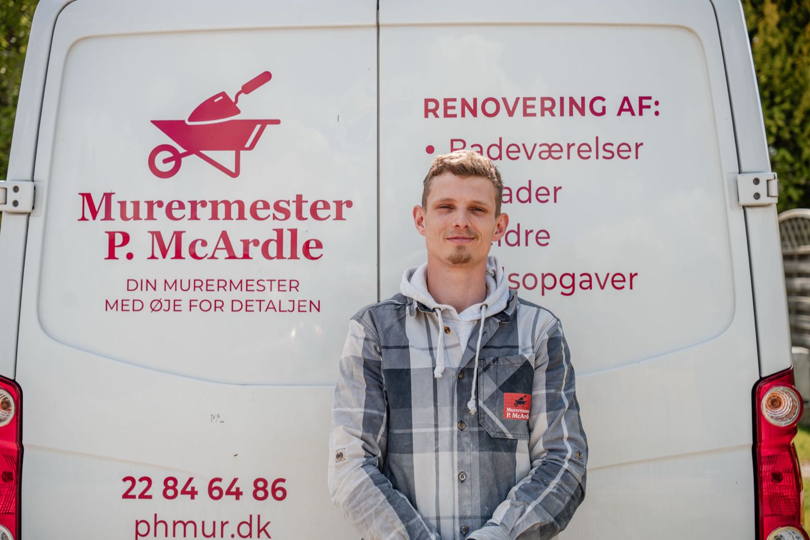 Patrick McArdle, murermester, foran sin varevogn