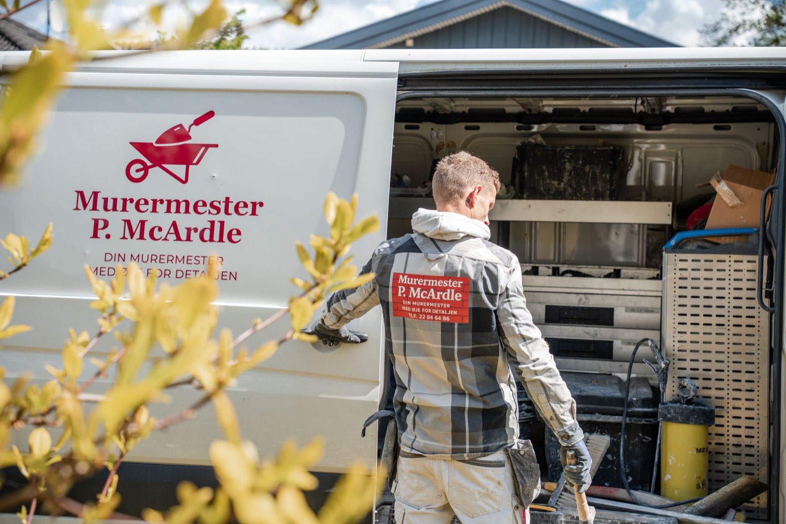 Murermester henter materialer i varevognen