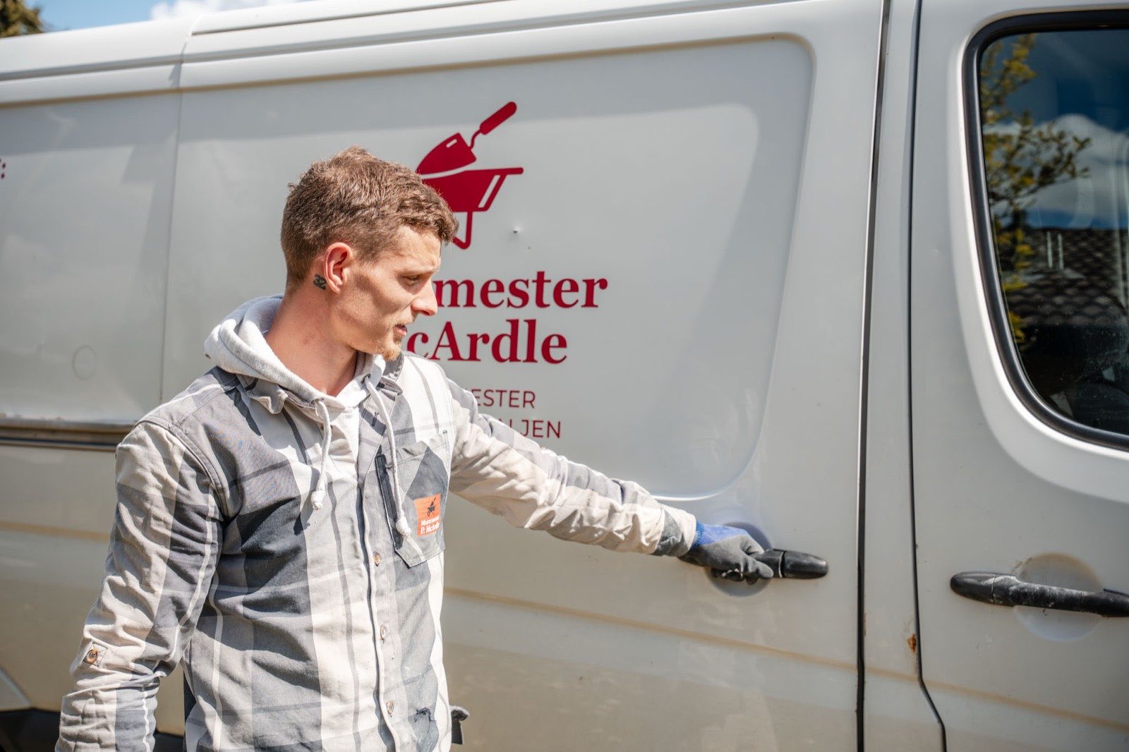 Patrick McArdle åbner sidedøren på varevognen
